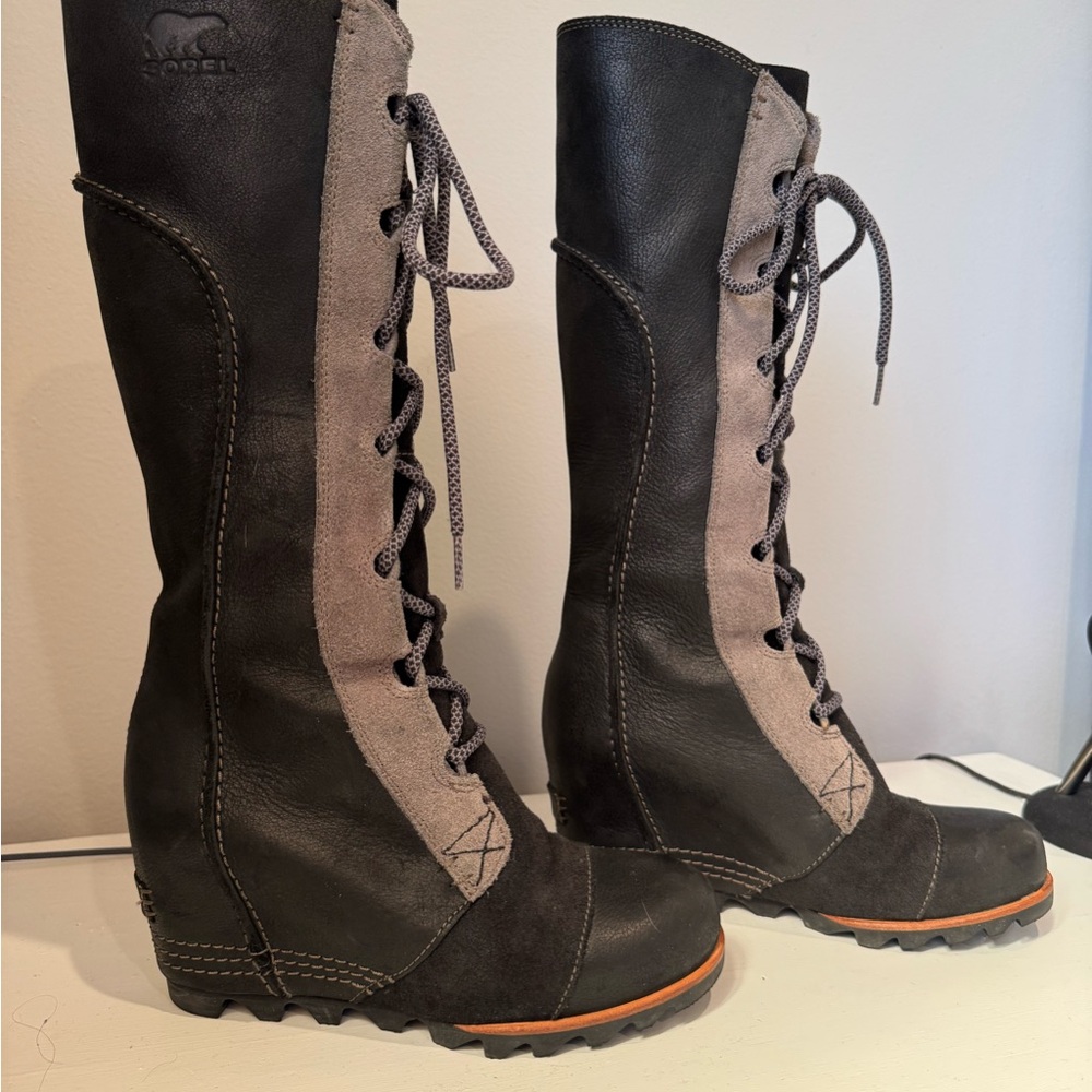 Sorel Black and Gray Lace-Up Wedge Boots. Size 6. Excellent Condition